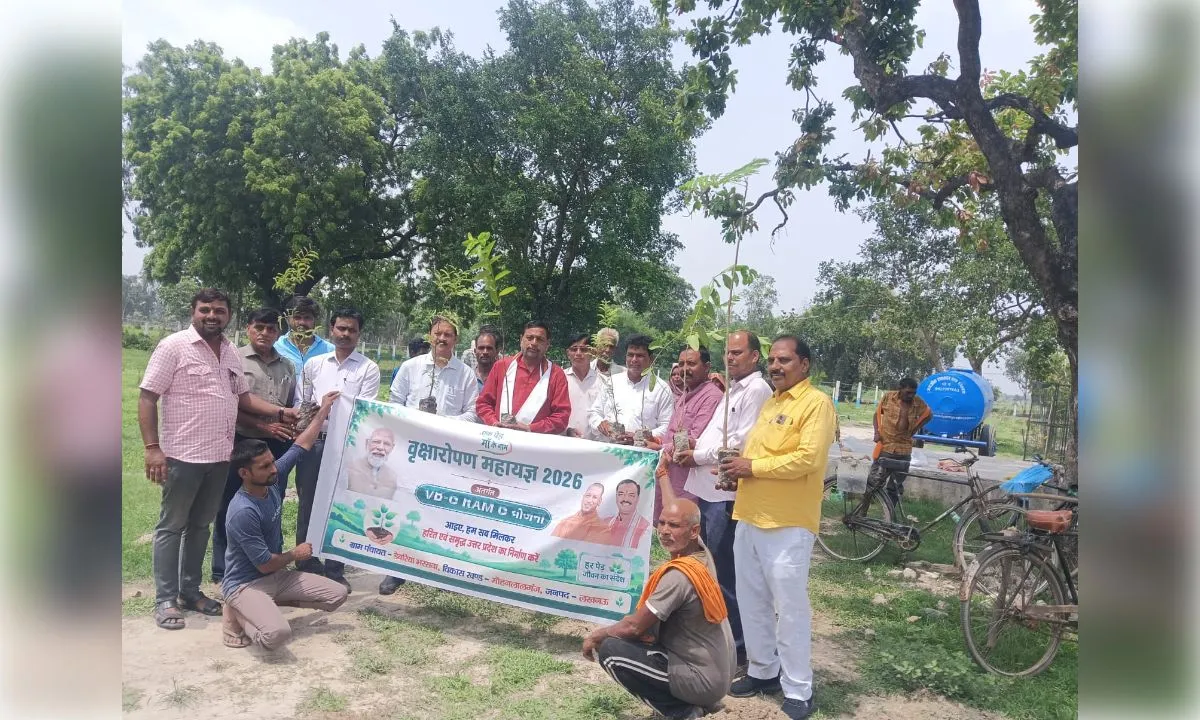 'एक पेड़ मां के नाम' अभियान के तहत अमृत सरोवर पर हुआ वृहद पौधरोपण