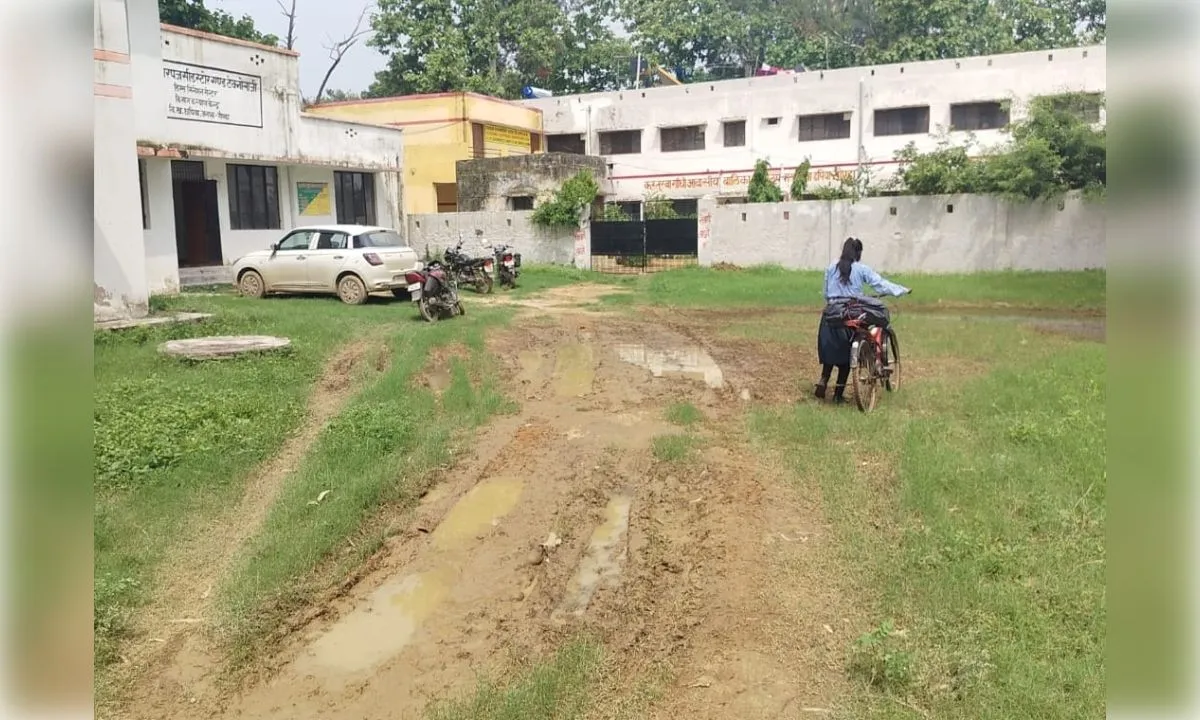 कीचड़ में फंसी सरकार की योजनाएं, किसान-बेटियां रोज भुगत रहीं बदहाली