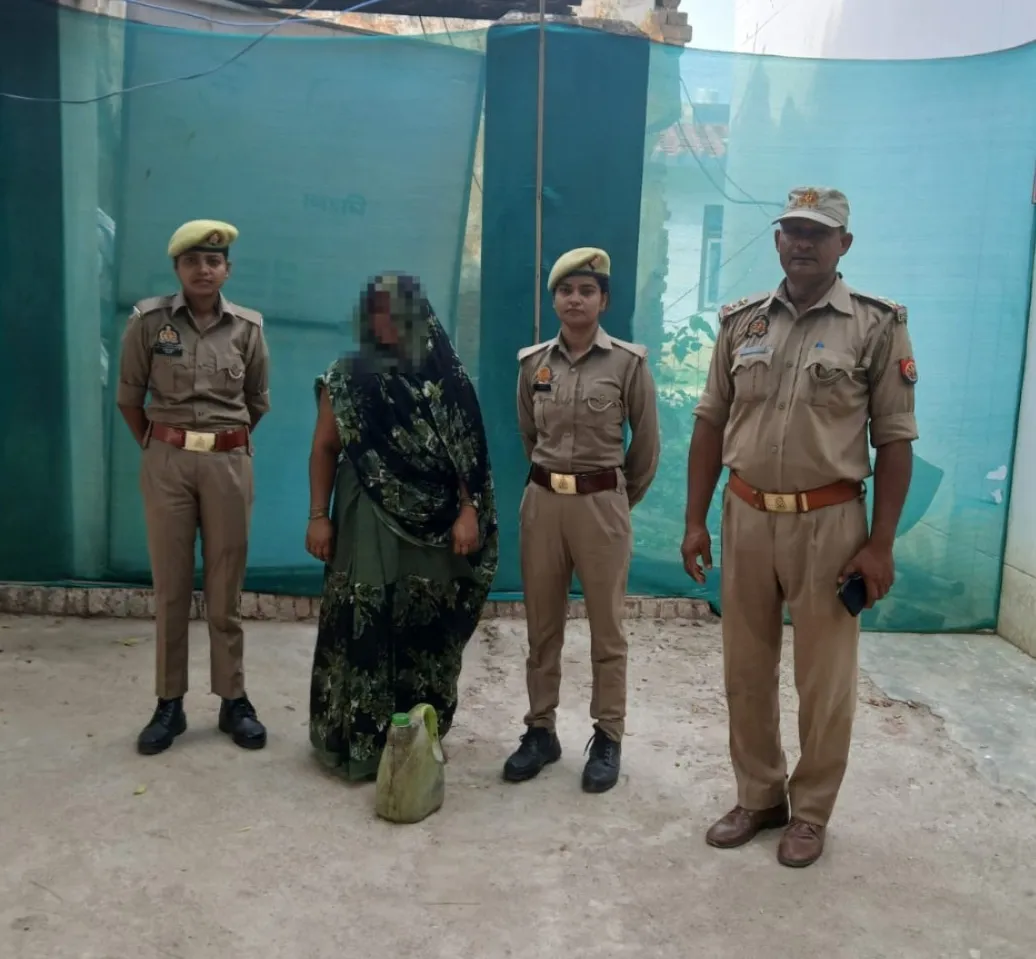 कुण्डा पुलिस द्वारा 01 अभियुक्ता को कुल 10 लीटर कच्ची शराब के साथ किया गया गिरफ्तार