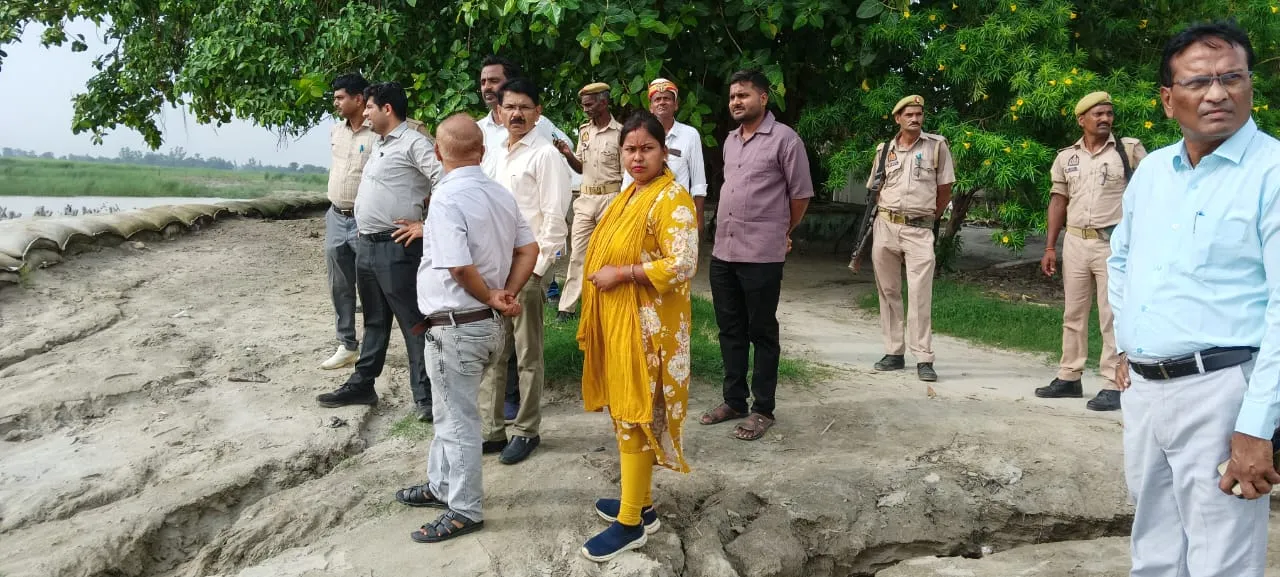 एडीएम द्वारा रामपुर मकदूमपुर तटबंध का किया गया स्थलीय निरीक्षण