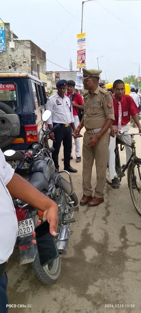 यातायात पुलिस द्वारा सतं कबीरनगर के विभिन्न  चौराहों पर विशेष चेकिंग अभियान चलाया गया
