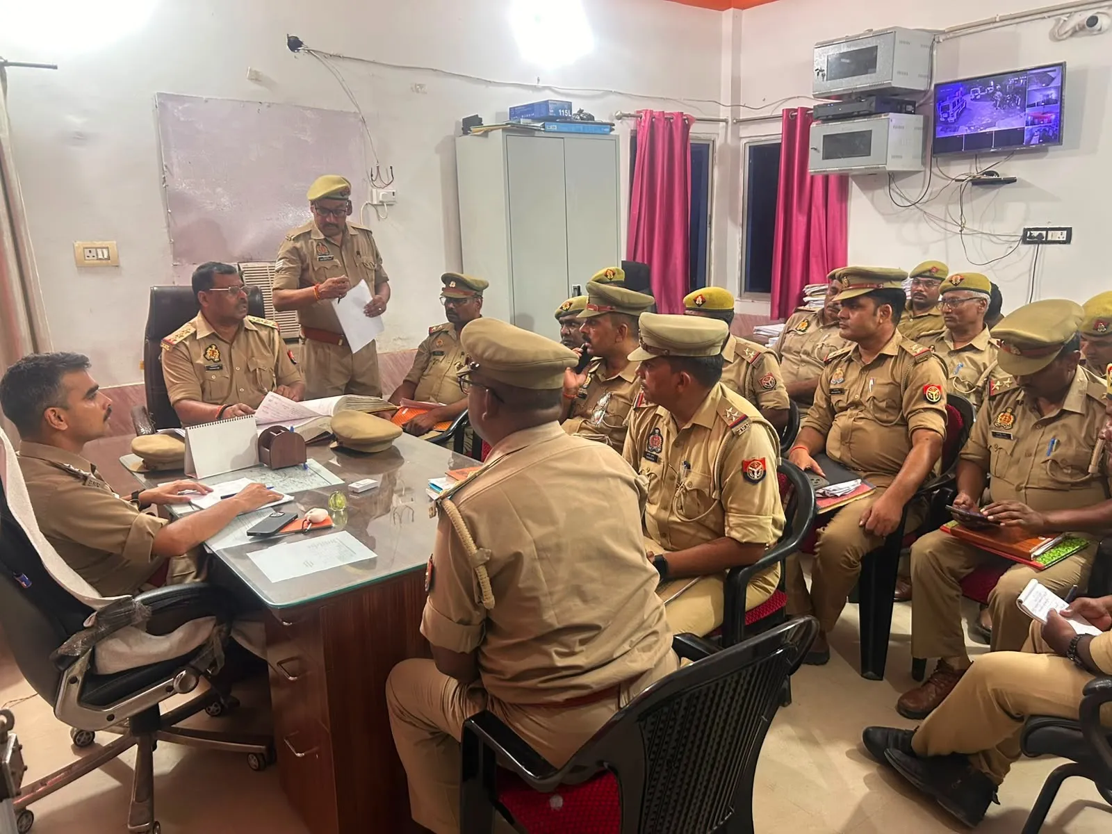 क्षेत्राधिकारी खलीलाबाद द्वारा विवेचकों का किया गया अर्दली रुम, दिये गये आवश्यक दिशा निर्देश
