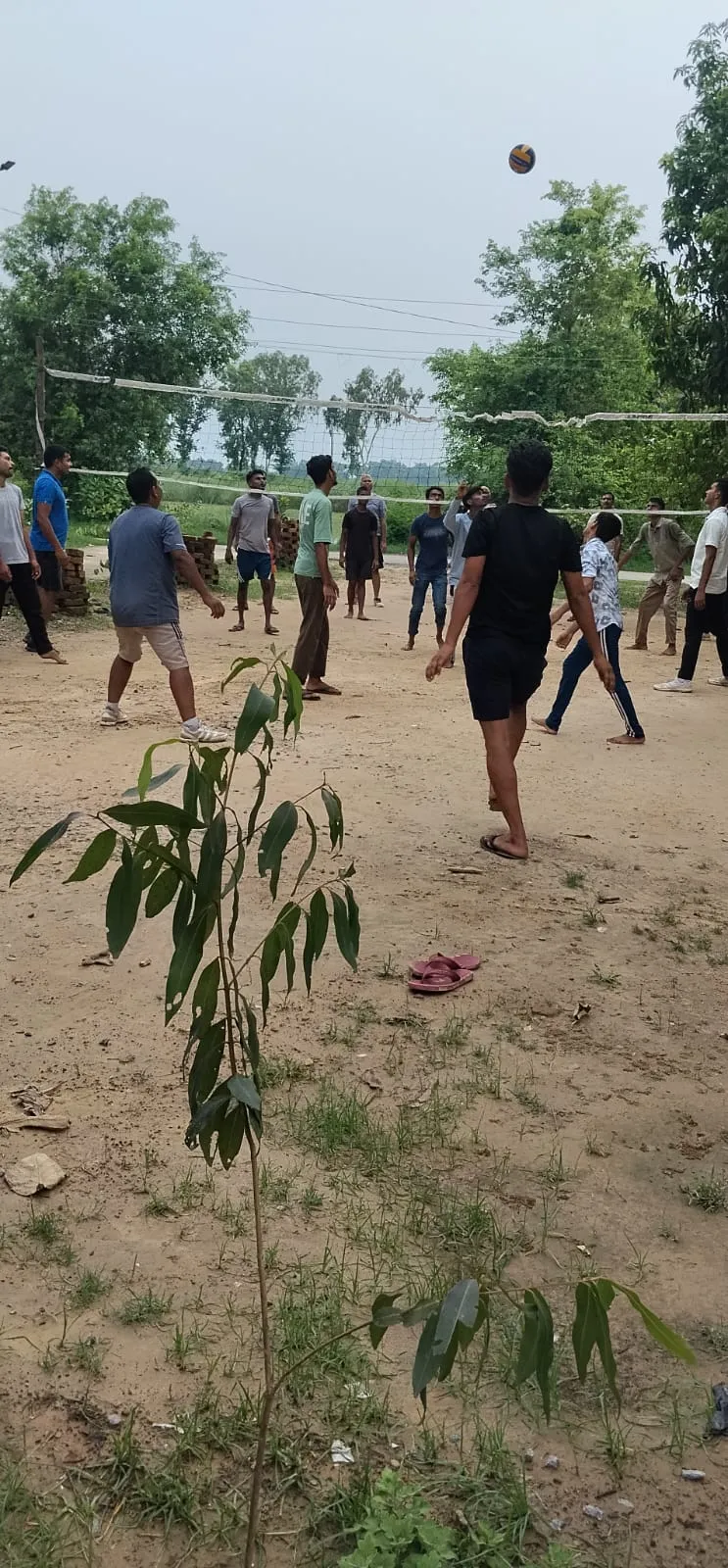 थाना धर्मसिंहवा पुलिस व आमजनमानस के बीच खेला गया मैत्रीपूर्ण वॉलीबॉल मैच