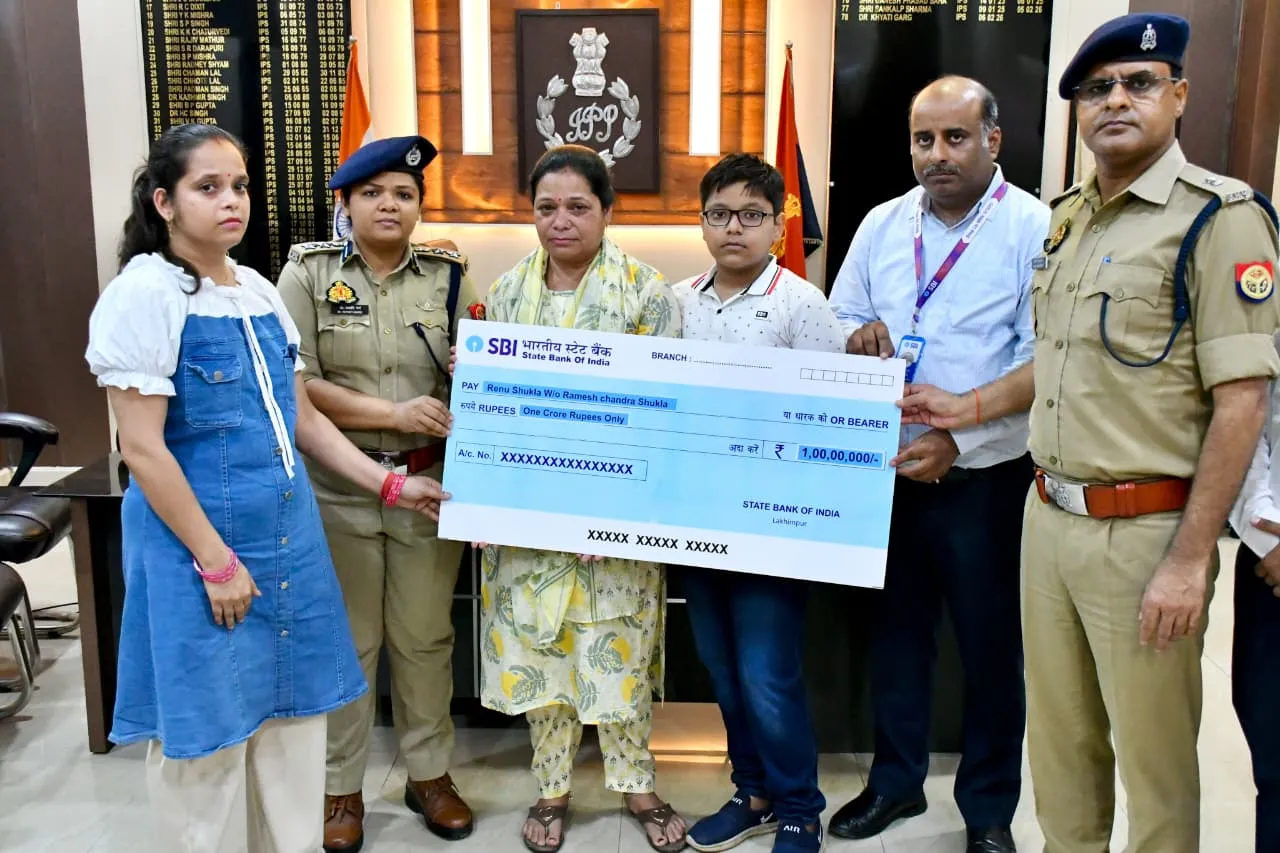 दिवंगत आरक्षी के परिजनों को एसबीआई ने सौंपा ₹1 करोड़ का बीमा चेक,एसपी डॉ. ख्याति गर्ग ने जताई संवेदना