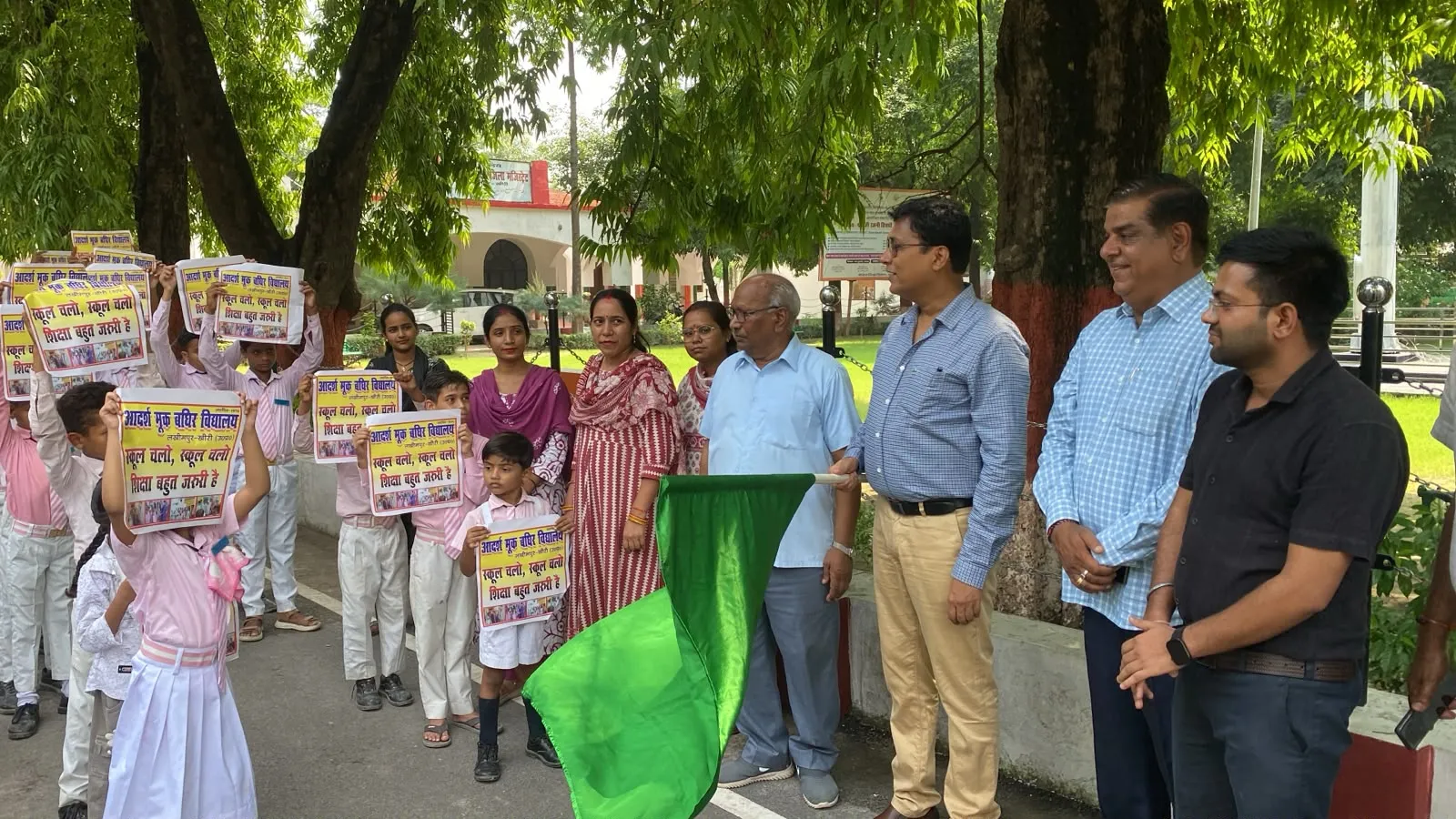 इशारों में सपनों को मिली उड़ान' : मूक-बधिर बच्चों से सांकेतिक संवाद कर भावुक हुए डीएम