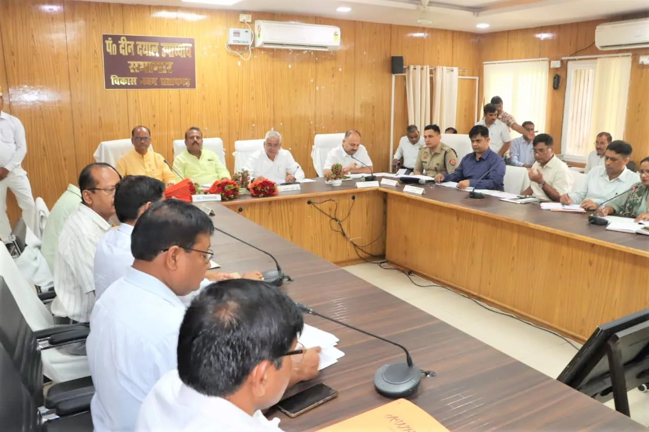 प्रभारी मंत्री ने जनकल्याणकारी योजनाओं की समीक्षा कर दिए आवश्यक दिशा-निर्देश