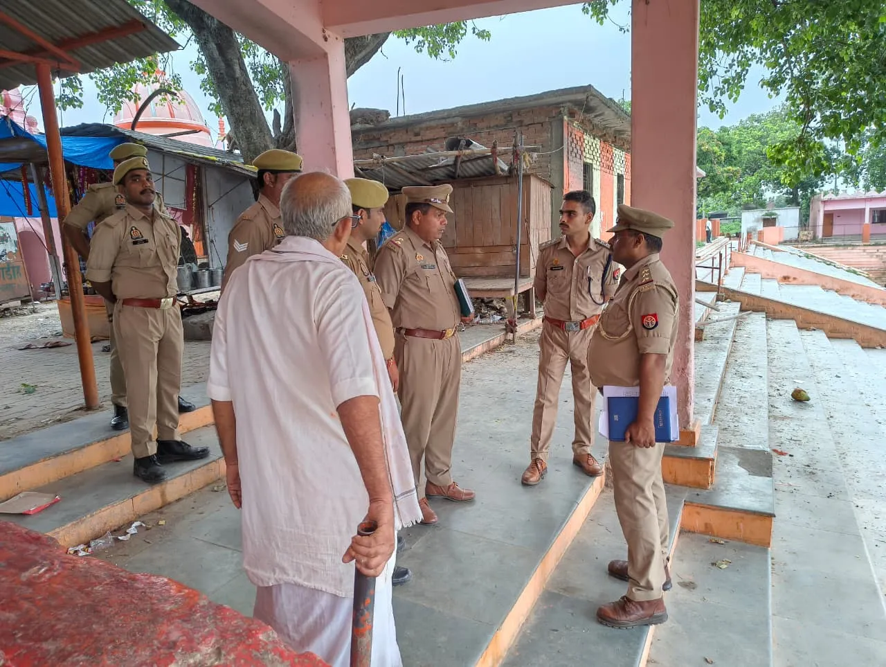 आगामी श्रावण मास के दृष्टिगत क्षेत्राधिकारी खलीलाबाद द्वारा तामेश्वर नाथ मंदिर का किया गया निरीक्षण