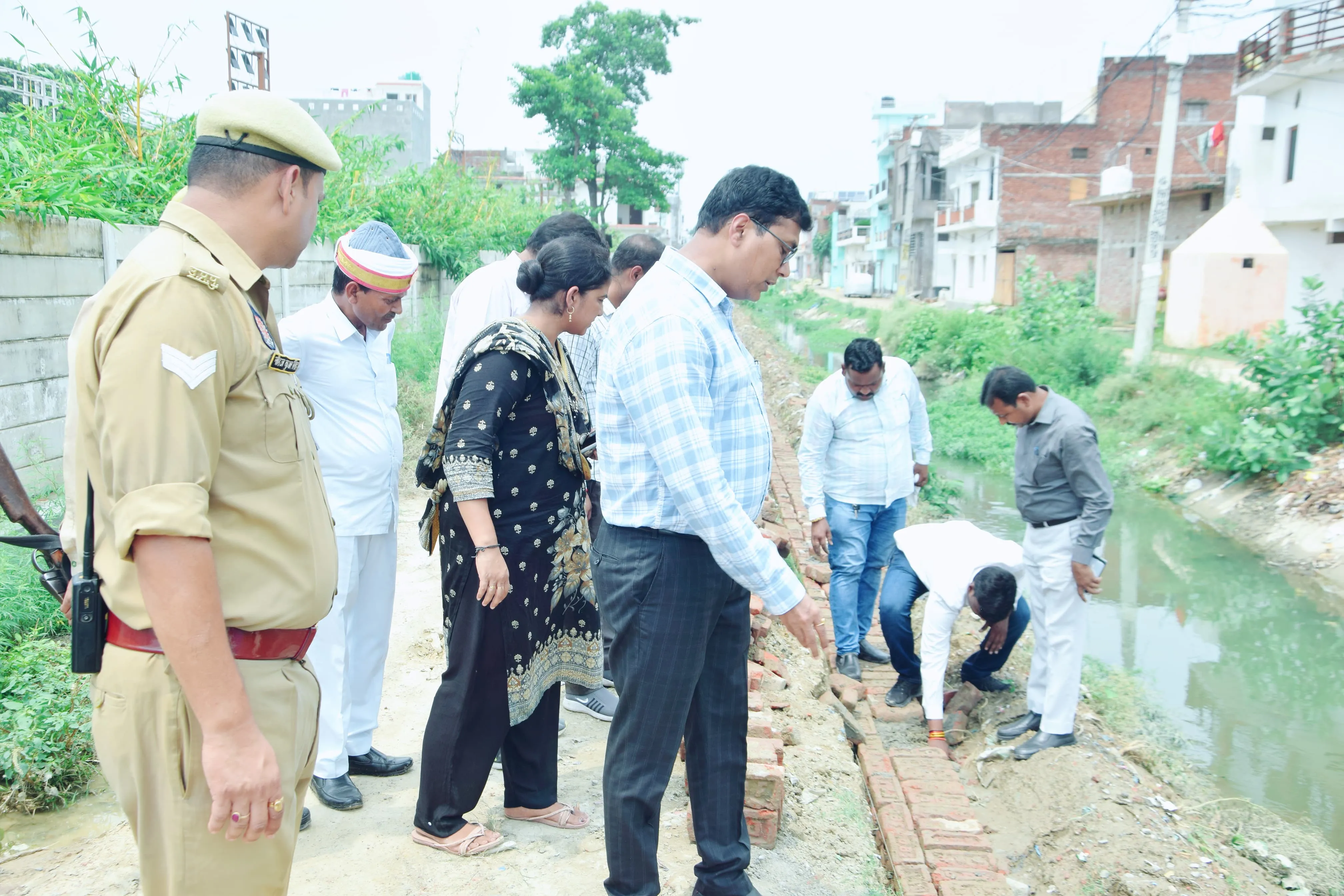 डीएम ने सड़क निर्माण का किया औचक निरीक्षण, गुणवत्ता व समयबद्धता के दिए निर्देश