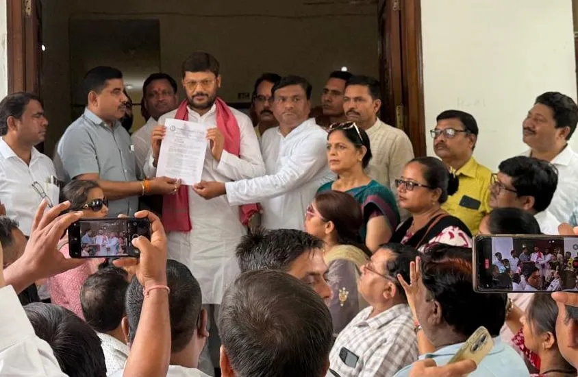 टीईटी अनिवार्यता के विरोध में शिक्षकों ने आंवला सांसद को सौपा ज्ञापन 