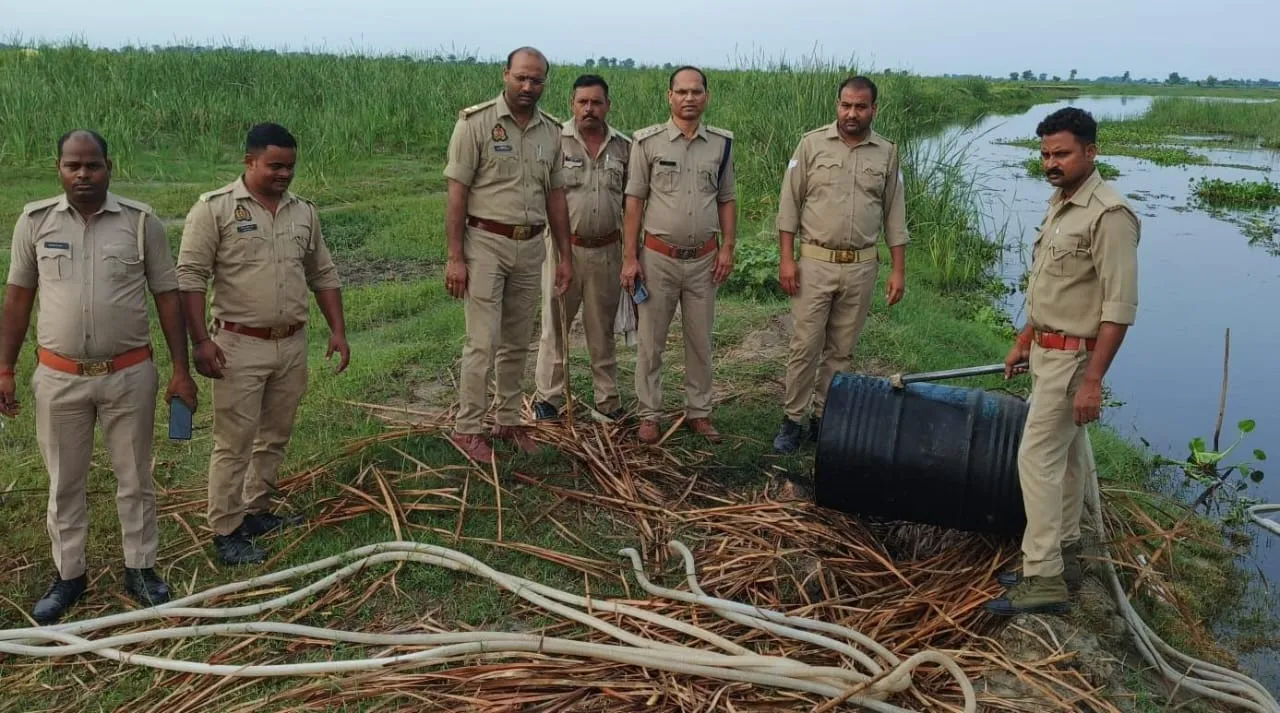 नदी किनारे चल रही कच्ची शराब की भट्टी ध्वस्त,20 लीटर शराब व 200 किलो लहन बरामद