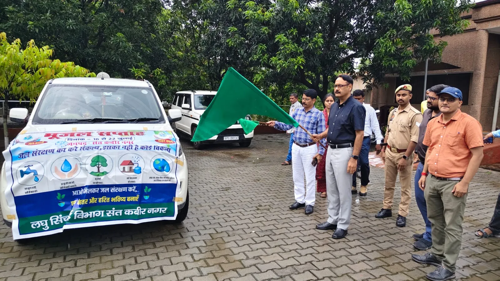 डीएम द्वारा भूजल संरक्षण जन जागरूकता वाहन को हरी झंडी दिखाकर किया गया रवाना।