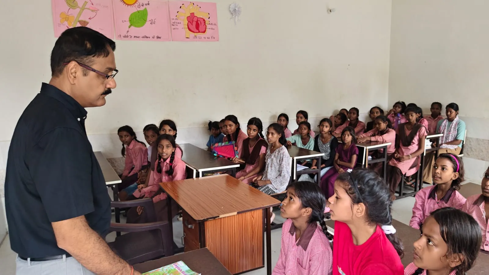 डीएम द्वारा कस्तूरबा गांधी आवासीय बालिका विद्यालय कोचरी, हैंसर बाजार का किया गया औचक निरीक्षण