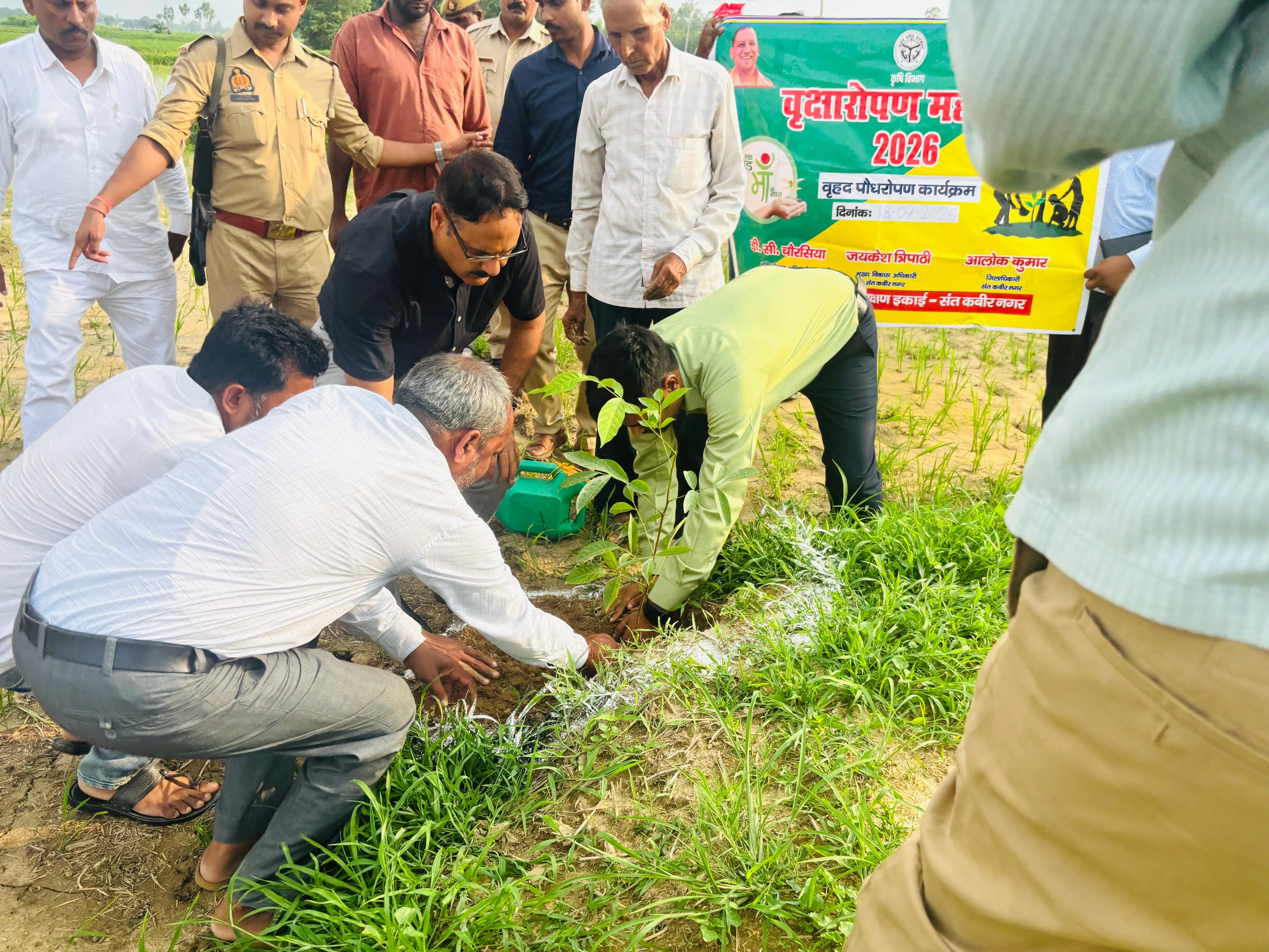 डीएम द्वारा पं० दीन दयाल उपाध्याय किसान समृद्धि योजनान्र्तगत कराये गये भूमि संरक्षण कार्यों का निरीक्षण किया गया,