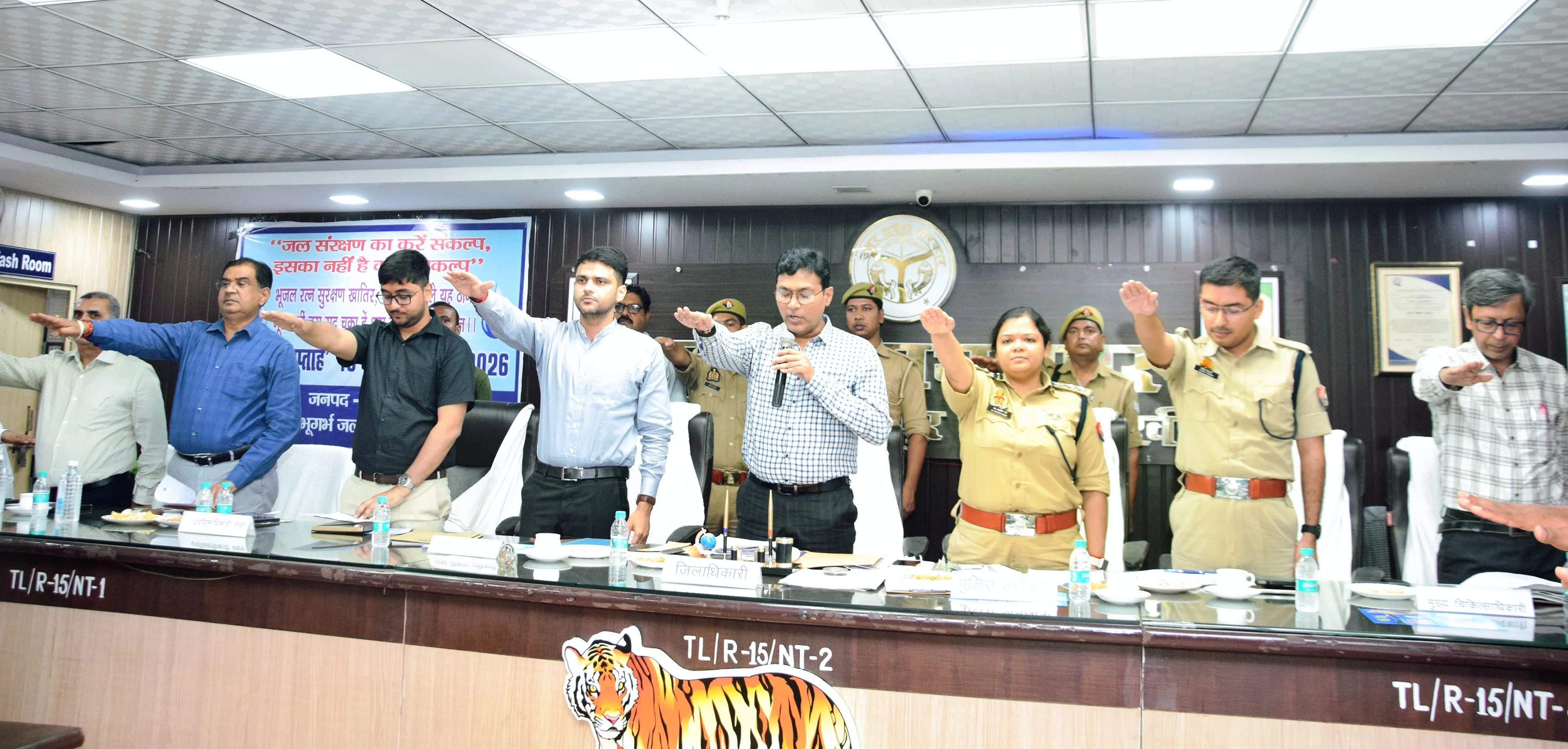 भूजल बचाने को 'मिशन मोड' में उतरा खीरी,डीएम ने दिलाई जल संरक्षण की शपथ