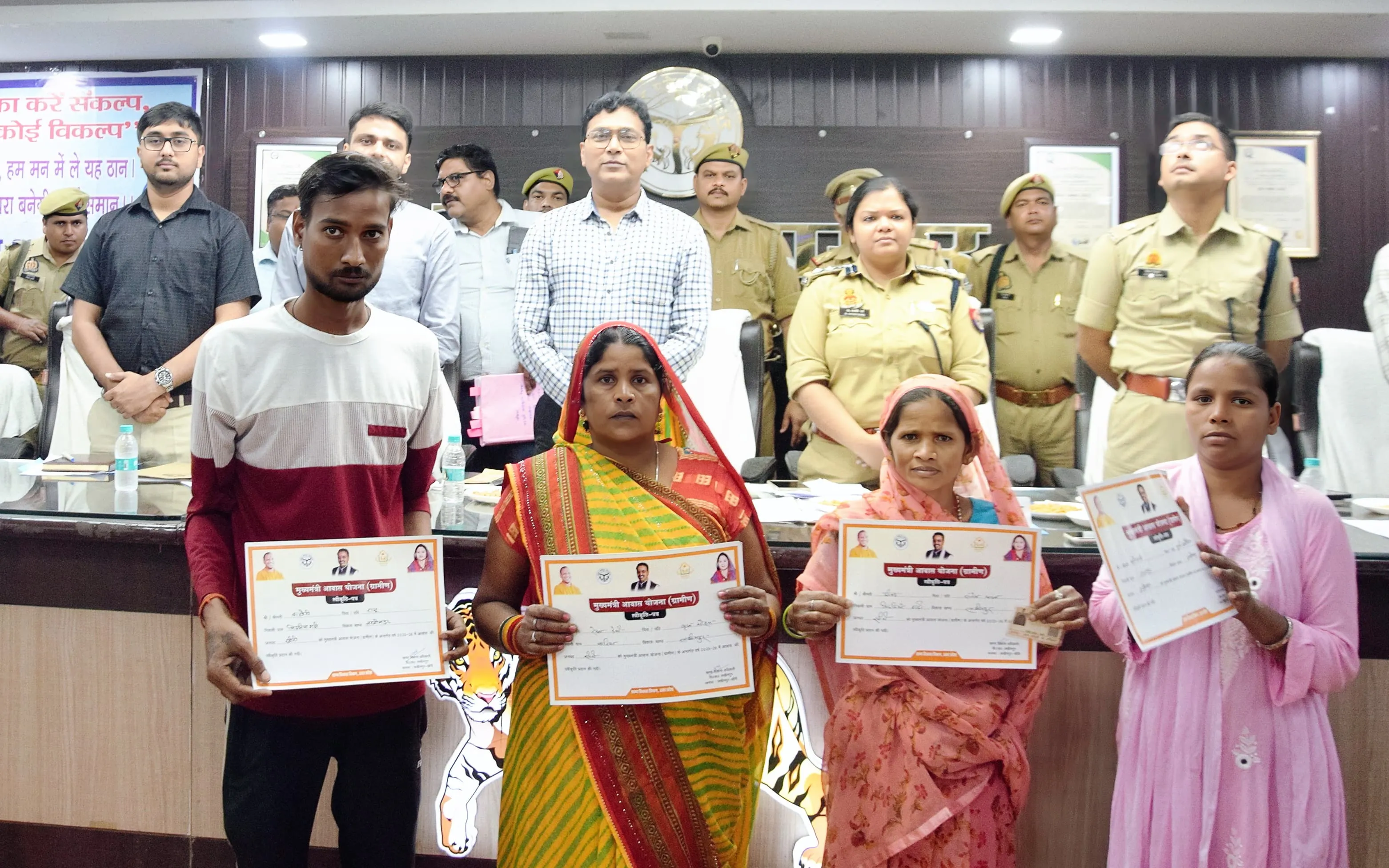 संपूर्ण समाधान दिवस : डीएम ने फरियादियों की सुनी समस्याएं, लाभार्थियों को मिली योजनाओं की सौगात