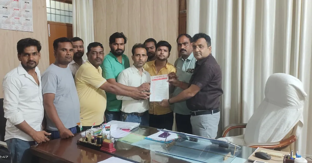 जौहर विश्वविद्यालय को लेकर राज्यपाल को संबोधित ज्ञापन एसडीएम को सौंपा।
