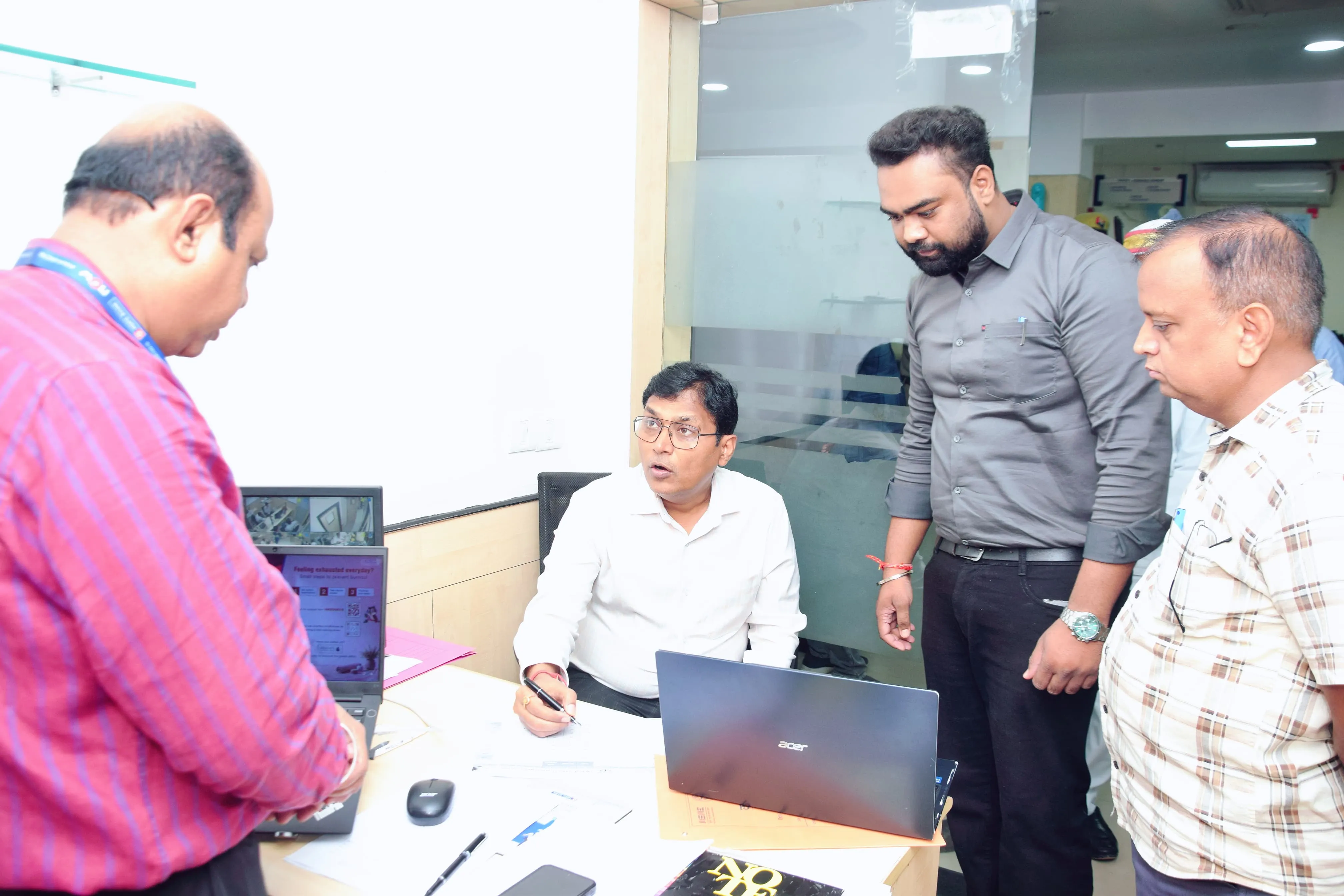सीएम युवा उद्यमी योजना की रफ्तार पर डीएम का एक्शन,एचडीएफसी बैंक पहुंचे और लगाई फटकार