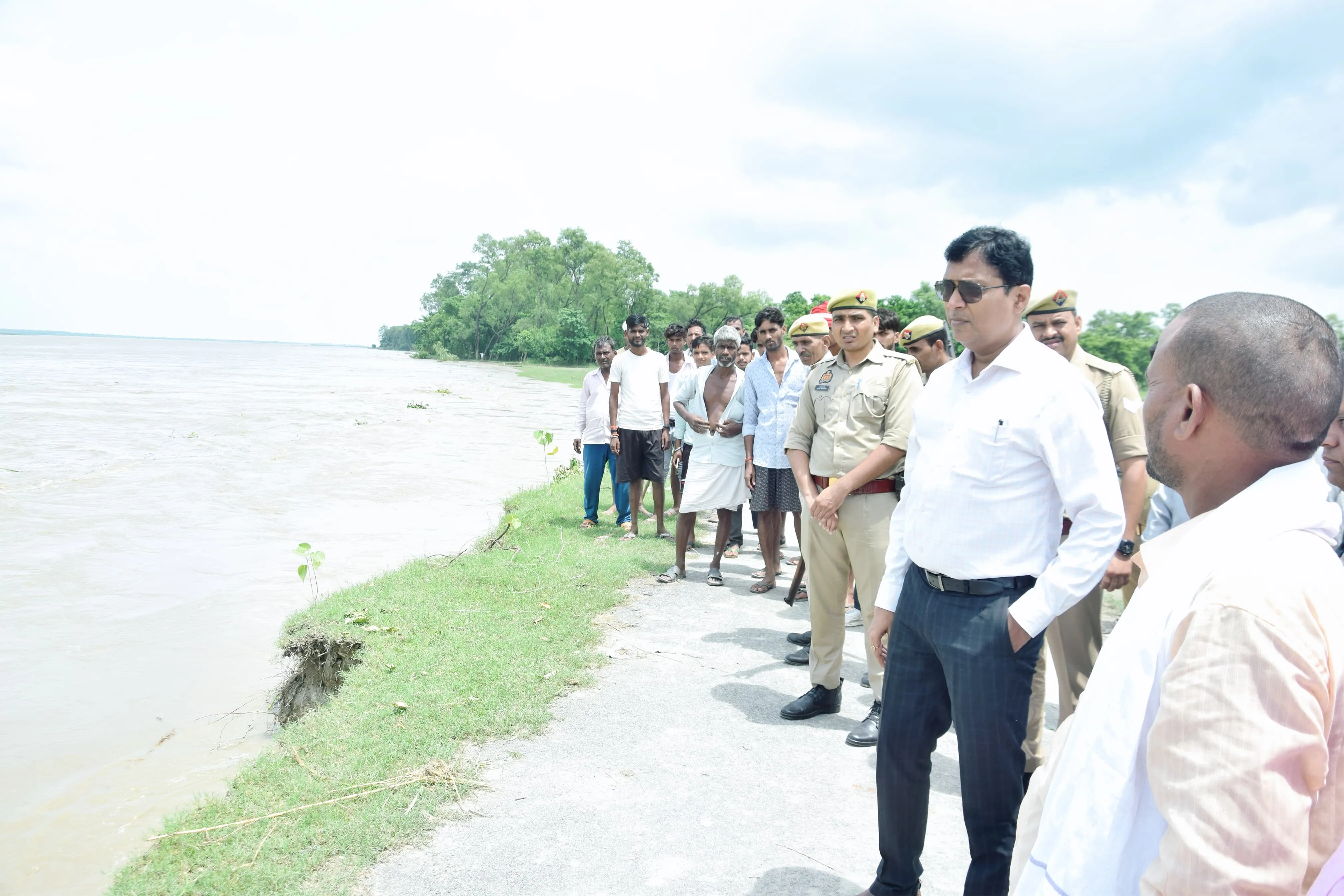 कटान प्रभावित गांव पहुंचे डीएम अंजनी कुमार सिंह,बोले- हर परिवार तक पहुंचेगी राहत