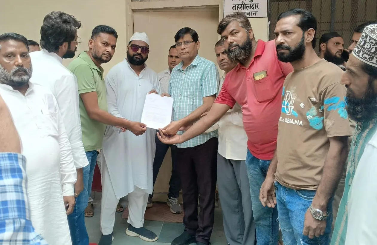 ध्वस्तीकरण आदेश पर रोक लगाने की मांग