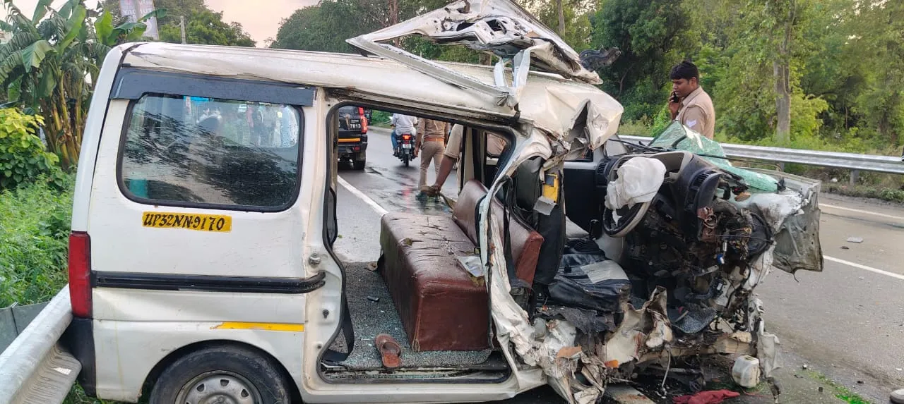 बहराइच: लखनऊ-बहराइच हाईवे पर बस और इको वैन में जोरदार भिड़ंत, 7 यात्री घायल, 4 की हालत गंभीर