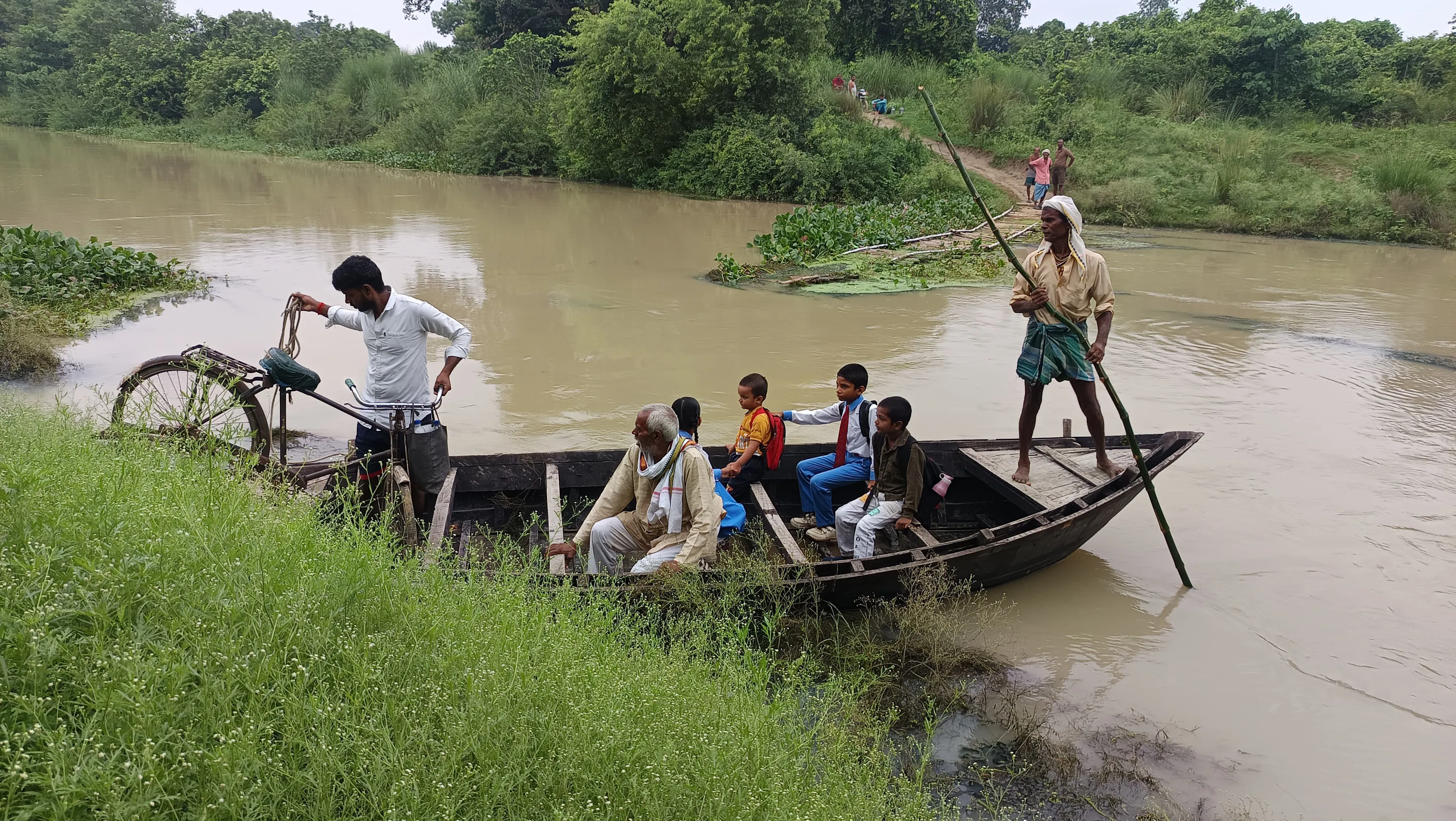 ग्रामीणों की सुविधा के लिए जिलाधिकारी के निर्देश पर टौंस नदी पर तत्काल नाव की व्यवस्था, आवागमन हुआ सुगम