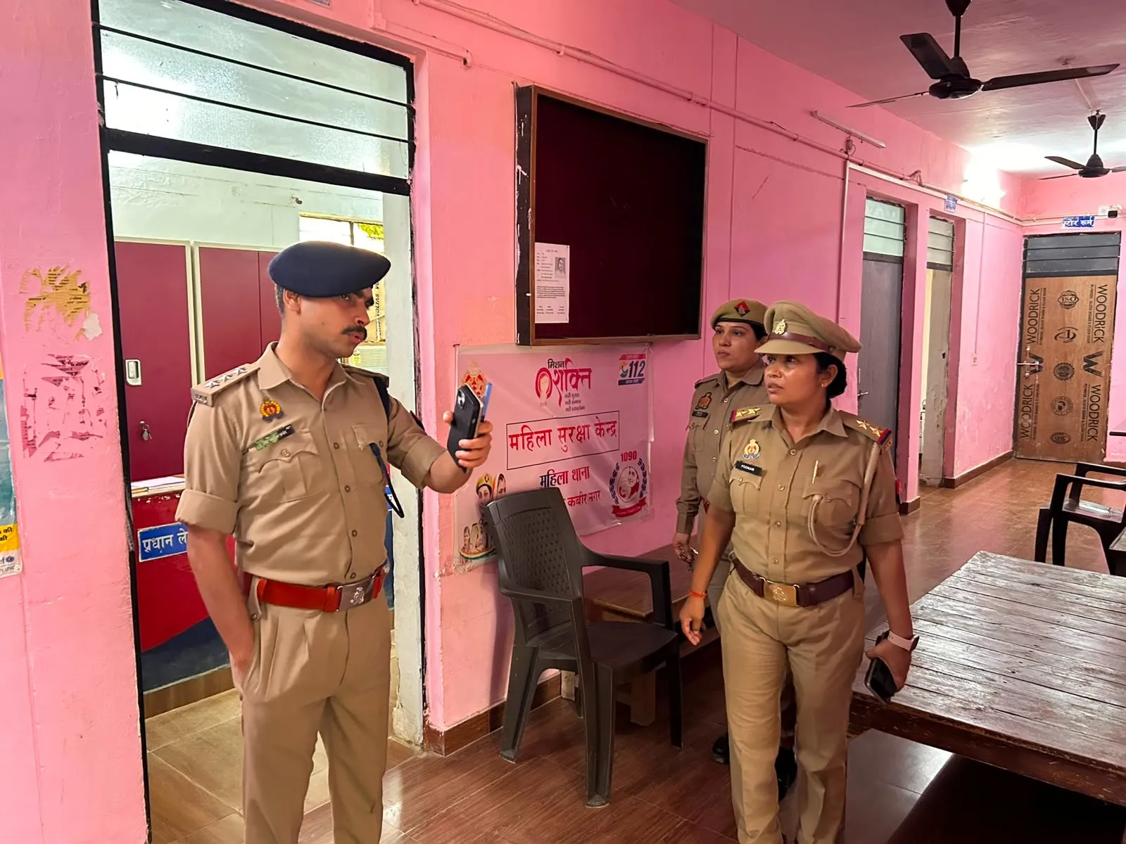 क्षेत्राधिकारी खलीलाबाद द्वारा महिला थाना का किया गया औचक निरीक्षण