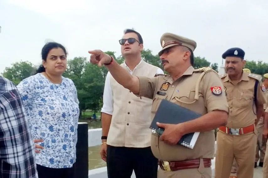 डीएम ने किया अटैना घाट का निरीक्षण 