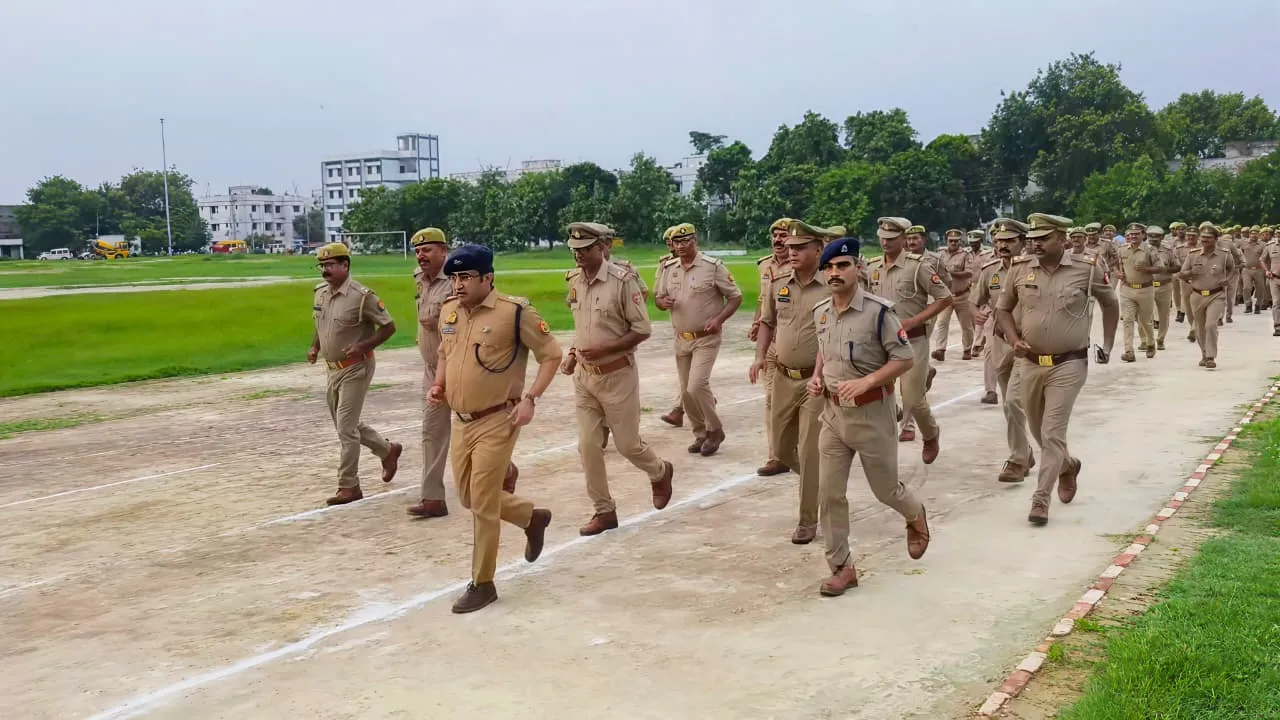 पुलिस अधीक्षक संतकबीरनगर ने स्वयं दौड़ लगाकर बढ़ाया जवानों का मनोबल