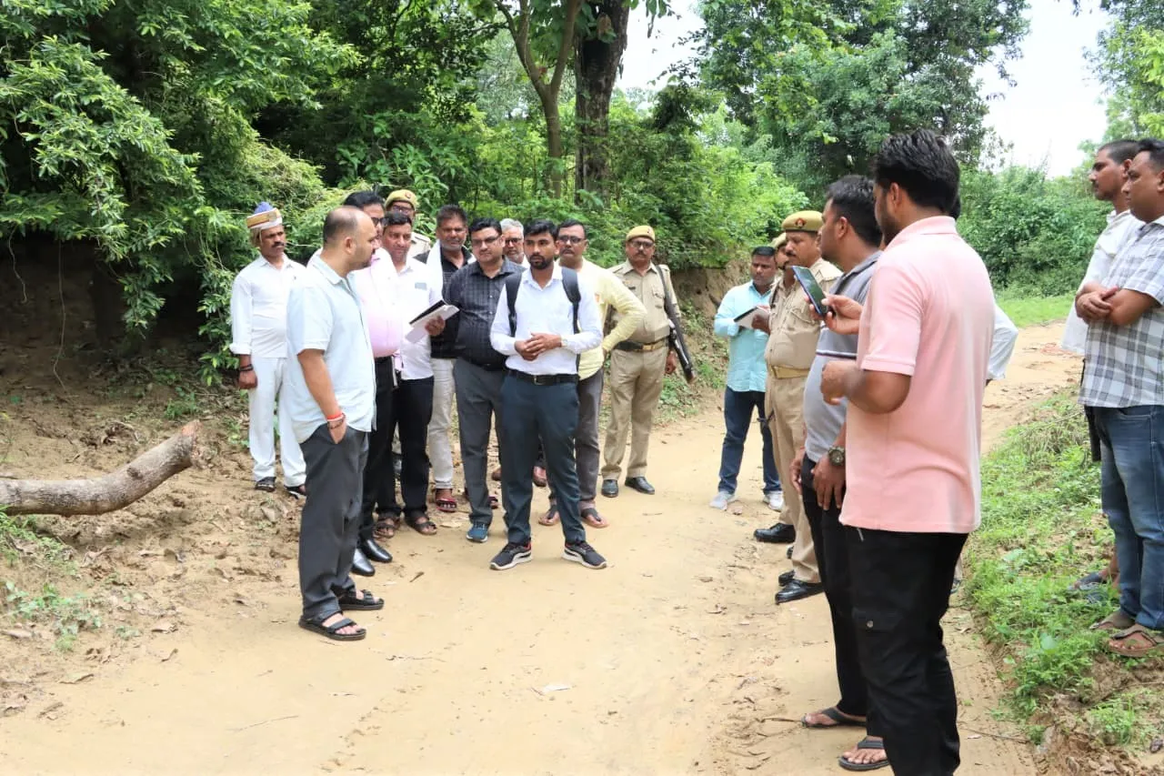 डीएम ने बैजलपुर का स्थलीय निरीक्षण कर सड़क निर्माण की बाधा दूर करने के दिये निर्देश