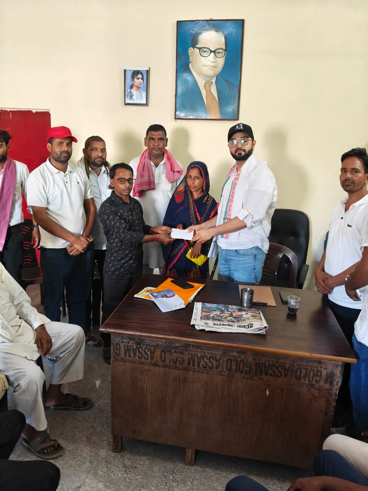 पिता को खो चुके दो मासूमों को पूर्व विधायक आर.एस. कुशवाहा,शिक्षा के लिए दी दस हजार की सहायता