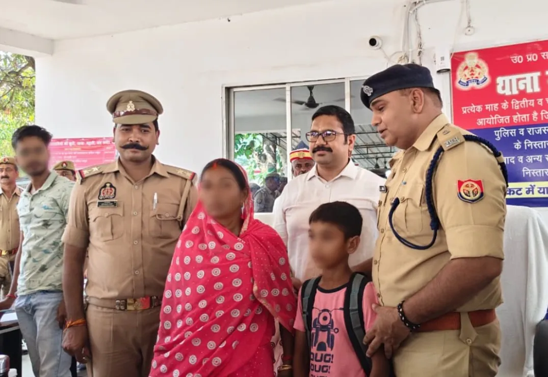 महुली पुलिस एवं सोशल मीडिया सेल के समन्वित प्रयास से भटका हुआ बालक सकुशल परिजनों से मिला