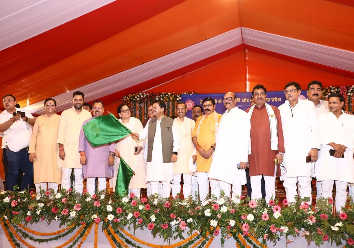 सरकार ने दी बदायूं से लखनऊ सीधी ट्रेन की सौगात, केन्द्रीय मंत्री ने हरी झंडी दिखाकर किया शुभारम्भ 