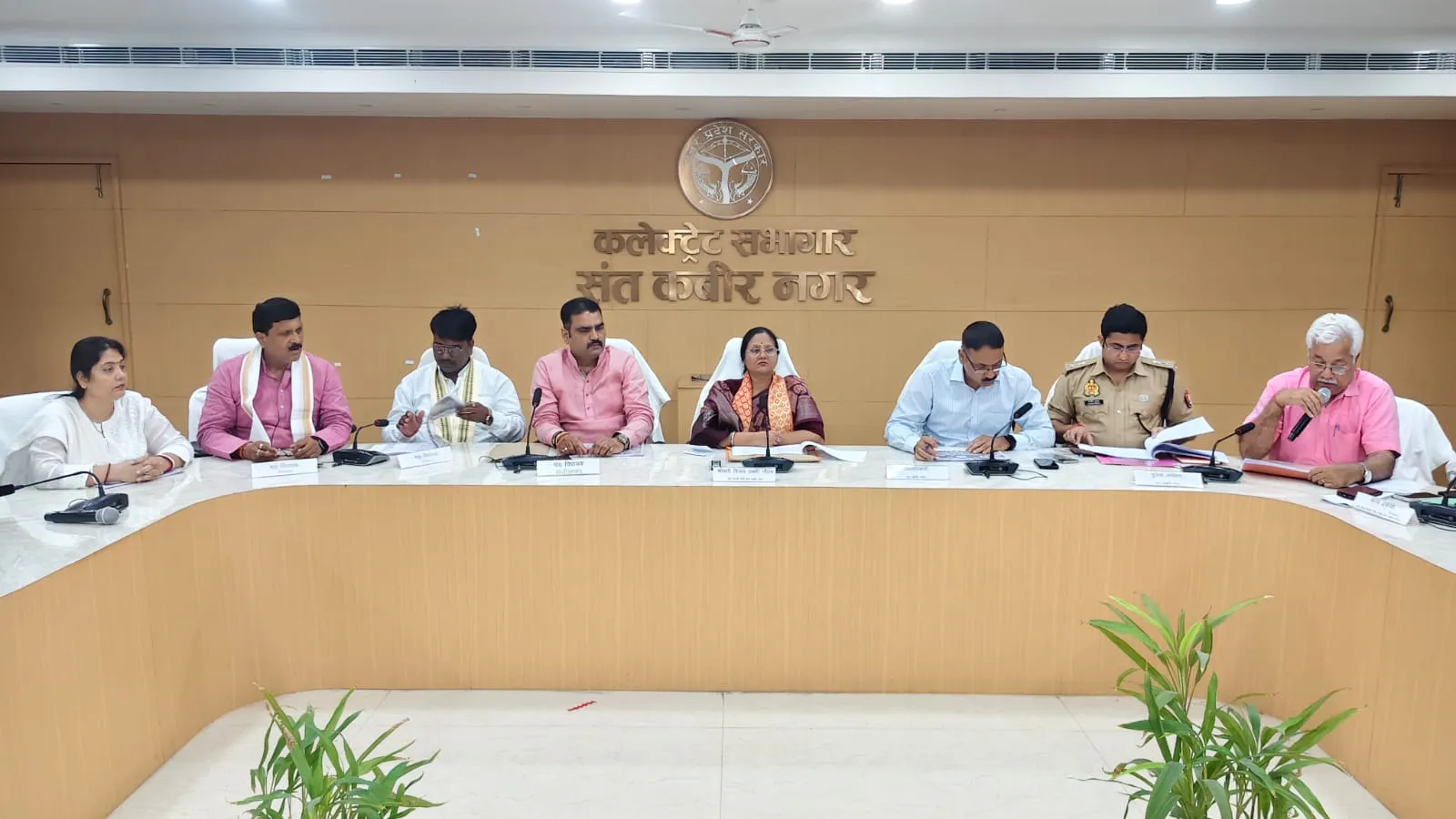 प्रभारी मंत्री की अध्यक्षता में विकास कार्यों/कानून व्यवस्था की समीक्षा बैठक हुई आयोजित