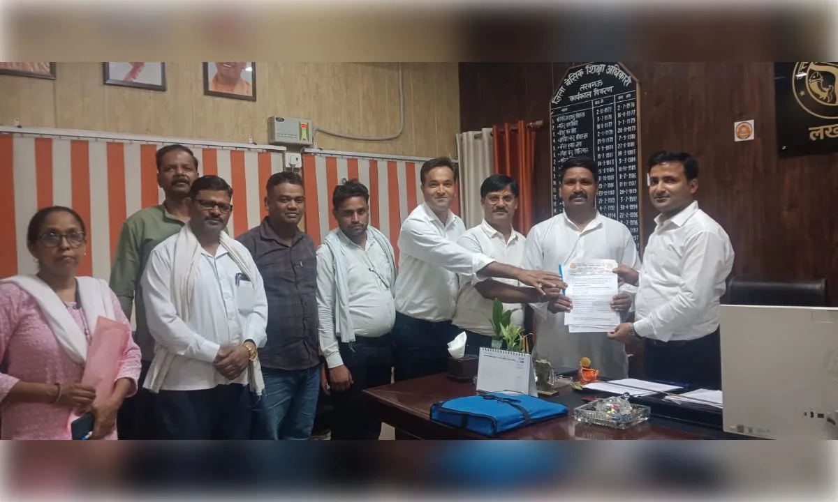 बीएसए को परिषदीय शिक्षकों की 17 सूत्रीय मांगों को लेकर सौंपा ज्ञापन