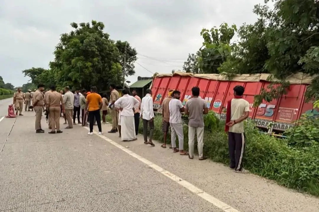 ट्रक ने चारपाई पर बैठे परिवार को रौंदा, बुजुर्ग दम्पति व नाती-पोते की मौत