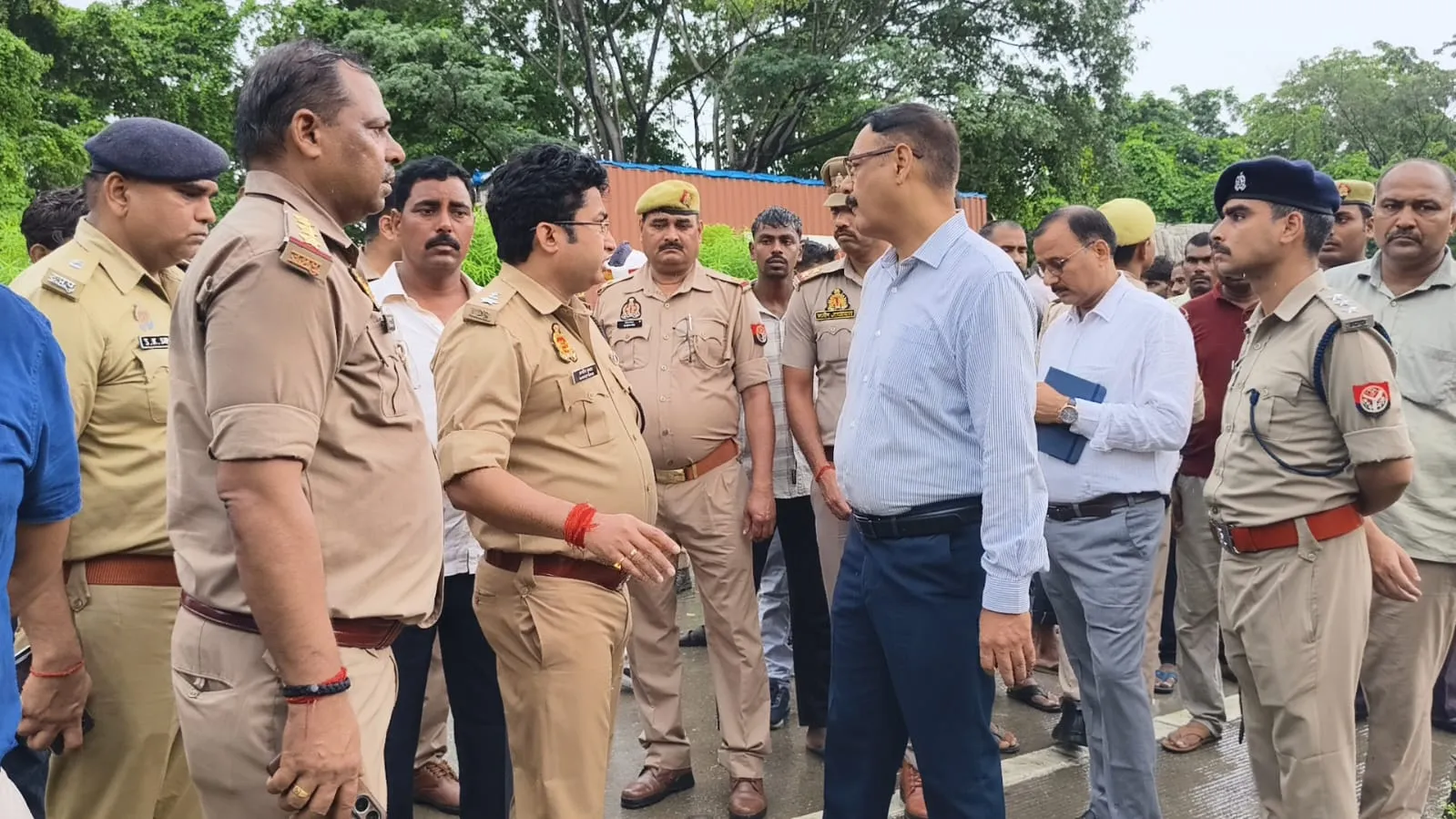 सड़क दुर्घटना में चार व्यक्तियों की मृत्यु की सूचना पर डीएम एसपी ने घटनास्थल का किया निरीक्षण