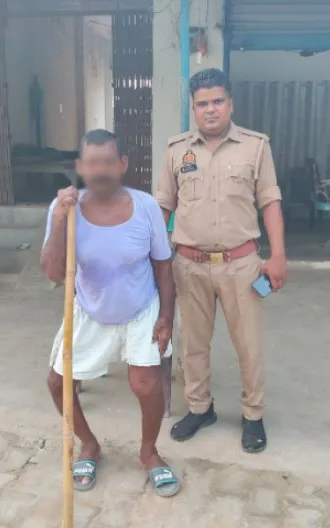 जिन हाथों ने हमें चलना सिखाया, आज महुली पुलिस ने उन्हीं हाथों का थामा सहारा