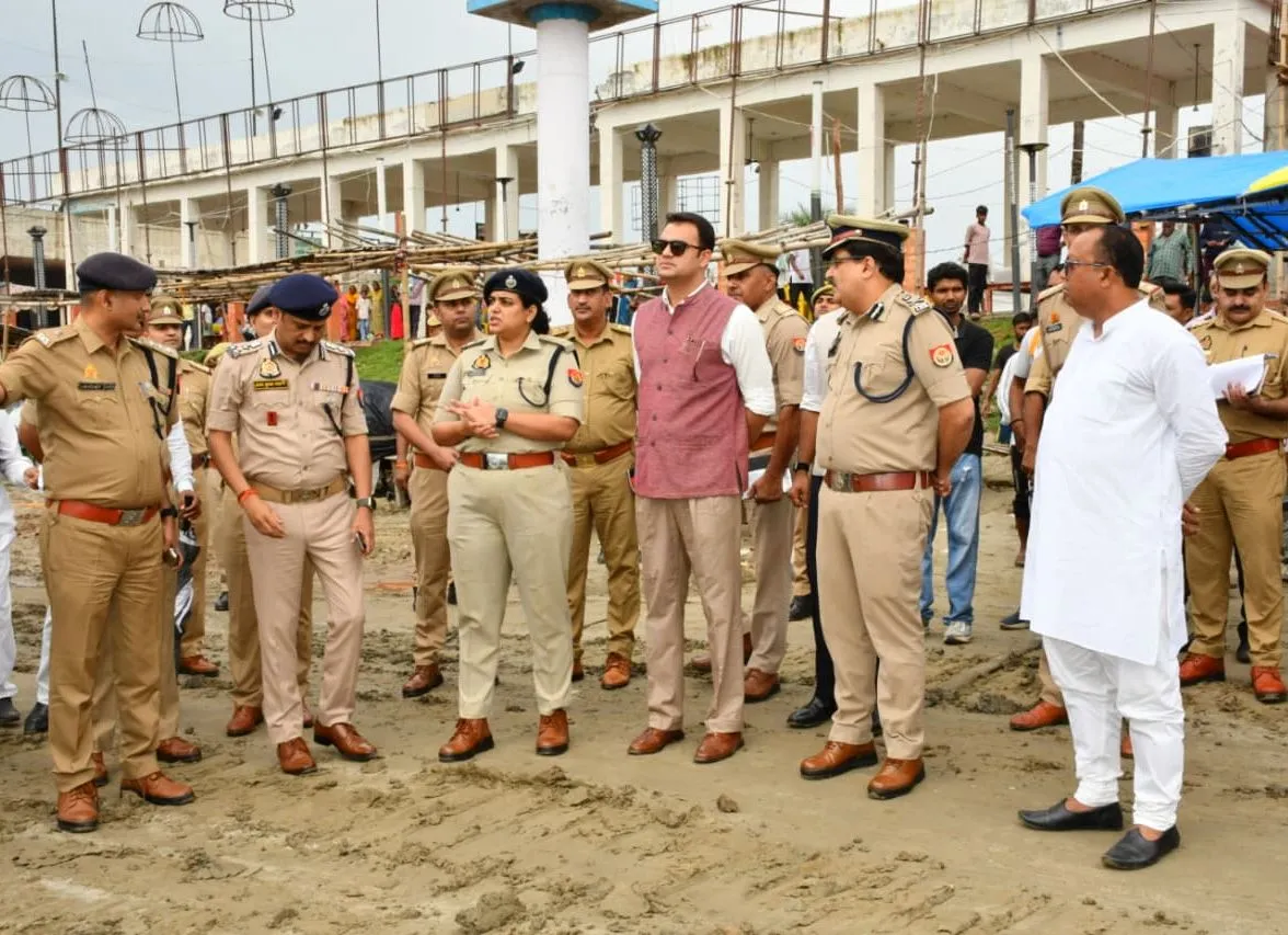 कांवड़ यात्रा के दृष्टिगत एडीजी व डीआईजी ने किया कछला घाट का निरीक्षण 