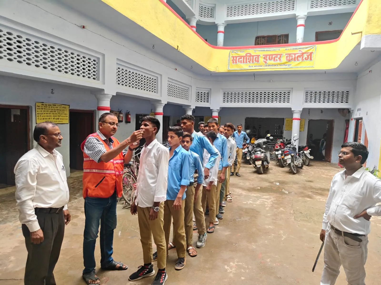 रेडक्रास सोसाइटी ने सदाशिव इण्टर कॉलेज फतेहपुर में बच्चों को वितरित की होम्योपैथिक दवाइयां 