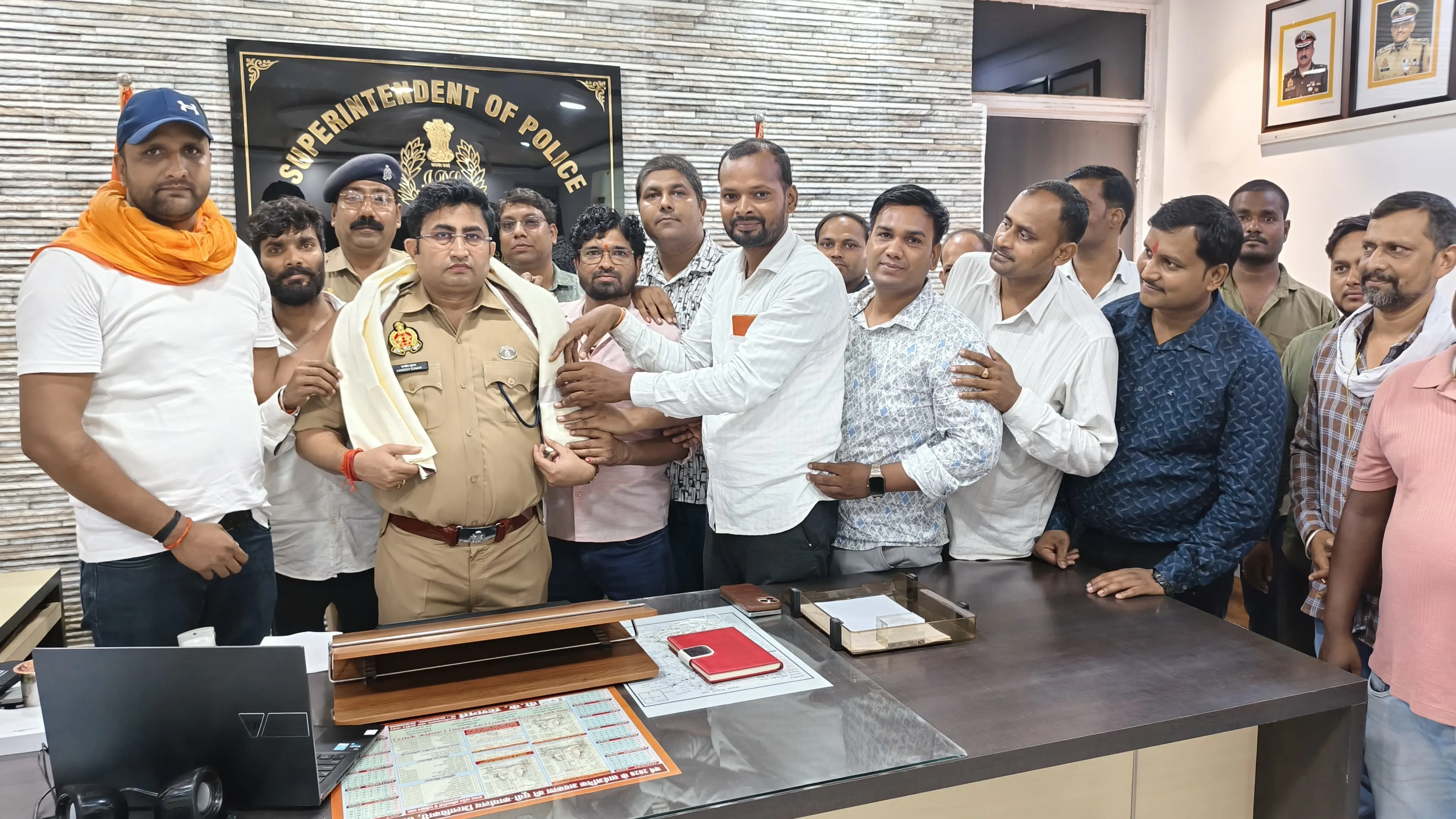 निवेश फ्राड़ के  पीड़ितों द्वारा पुलिस अधीक्षक को अंगवस्त्र व स्मृति चिन्ह प्रदान कर किया गया सम्मानित