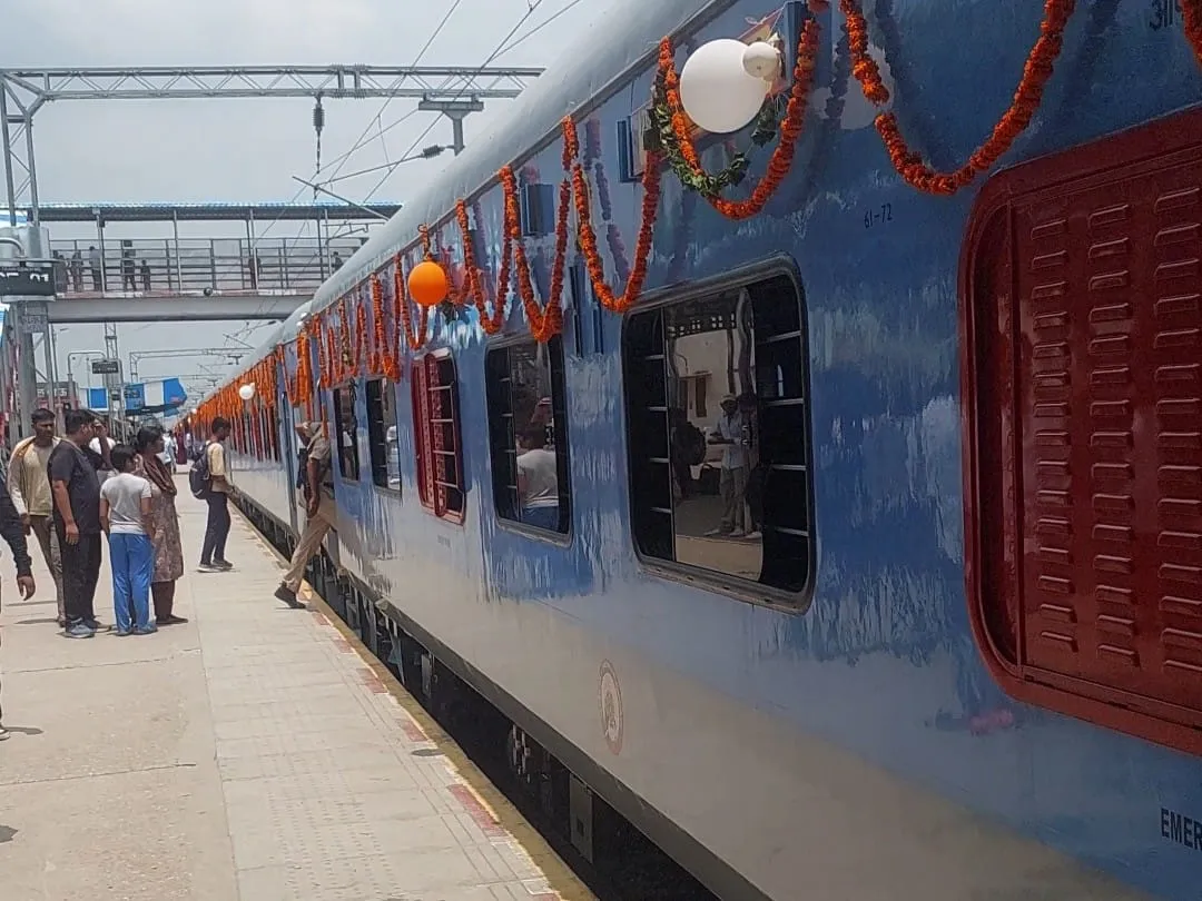 इंटरसिटी चली तो बढ़ीं उम्मीदें, यात्रियों ने कहा—दिल्ली और मुंबई तक भी मिले सीधी रेल सेवा