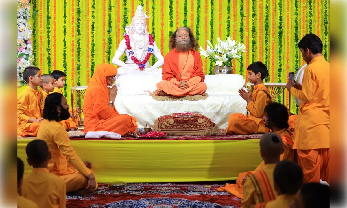 परमार्थ निकेतन में दिव्यता व भव्यता के साथ मनाया गुरू पूजन-पादुका पूजन