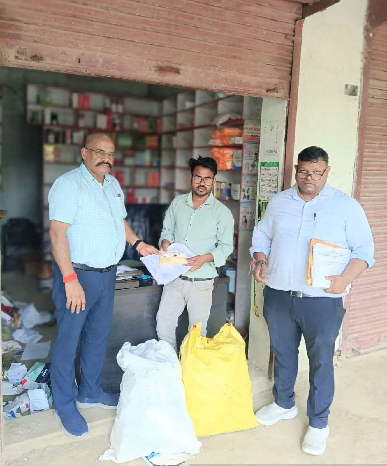 ग्राम बरहूपुर में अवैध मेडिकल स्टोर पर बड़ी कार्रवाई, रूपये 58 हजार की दवाएं जब्त