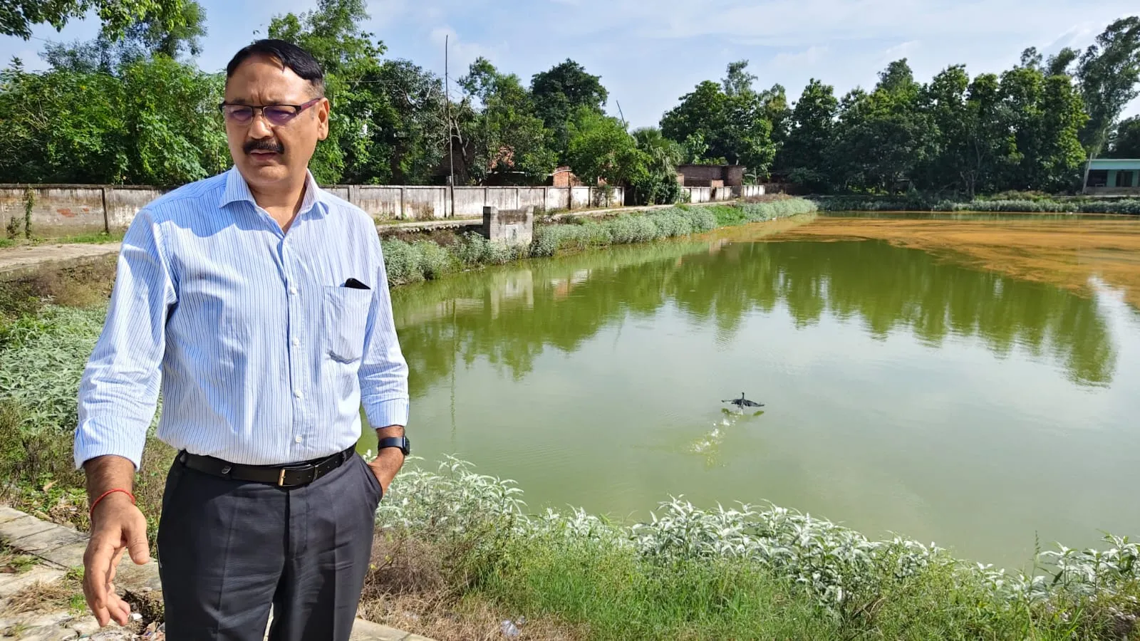 डीएम द्वारा विभिन्न तालाबों का किया गया स्थलीय निरीक्षण
