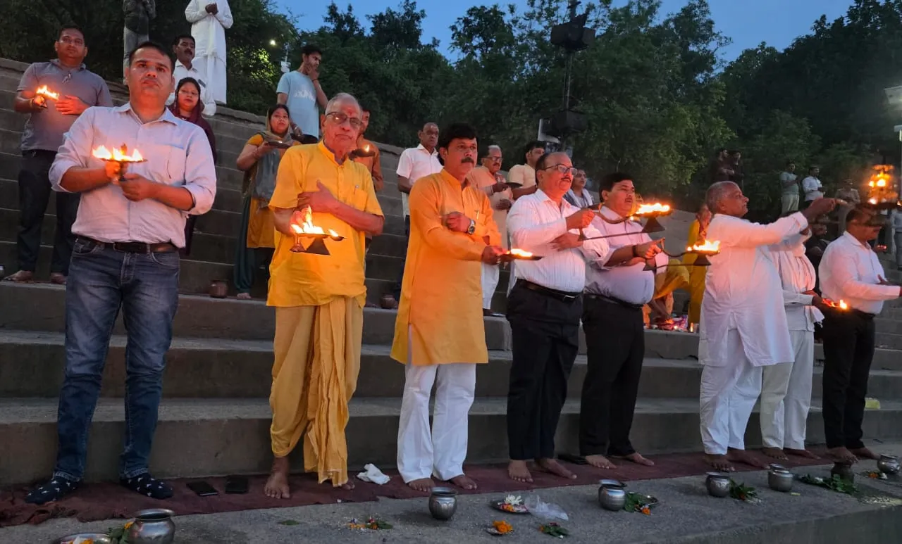 गुरु पूर्णिमा पर ओमघाट में गंगा आरती का हुआ आयोजन 
