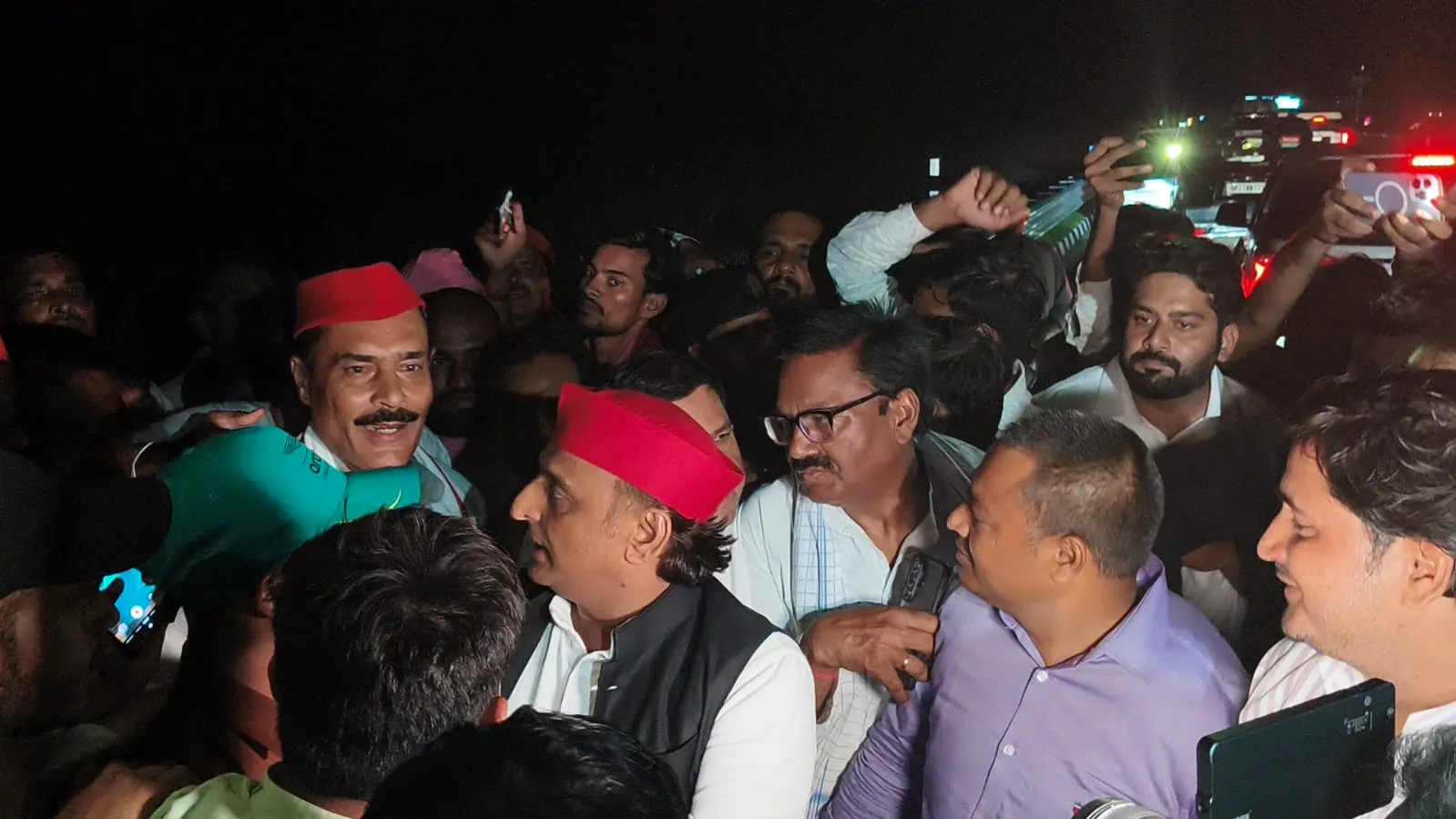 राष्ट्रीय अध्यक्ष अखिलेश यादव का जनपद में जिलाध्यक्ष तनवीर खां की अध्यक्षता में नेताओं ने किया जोरदार स्वागत