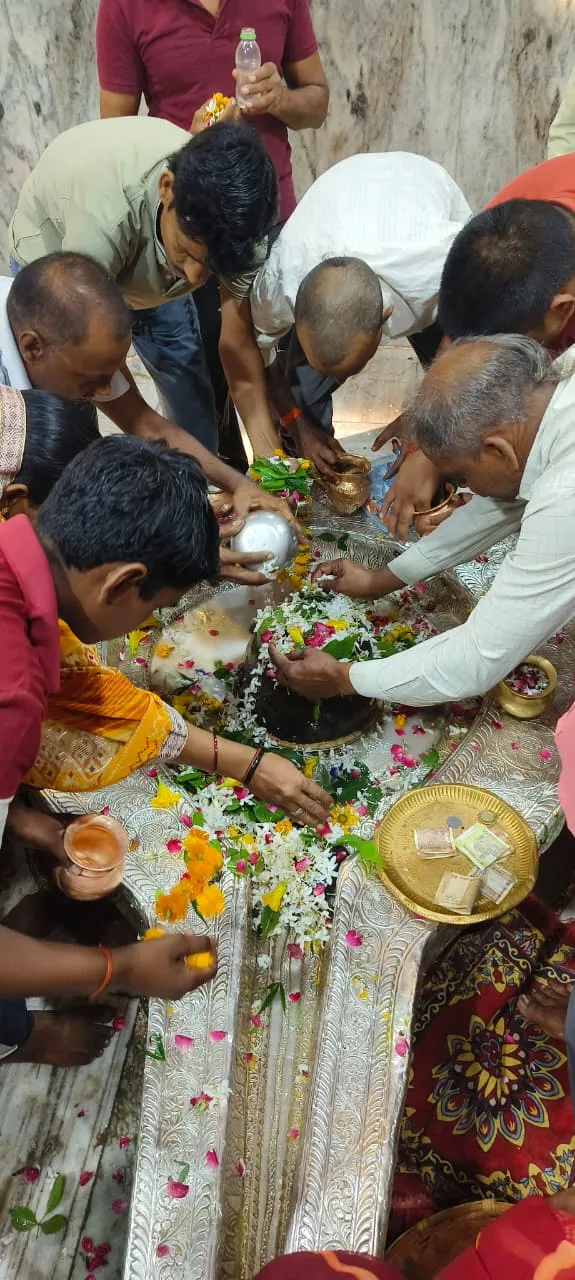 घुइसरनाथ धाम में जलाभिषेक को उमड़े श्रद्धालु