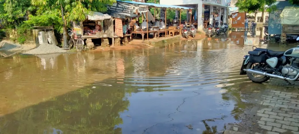 तहसील परिसर में जलजमाव के चलते कामकाज हुआ प्रभावित