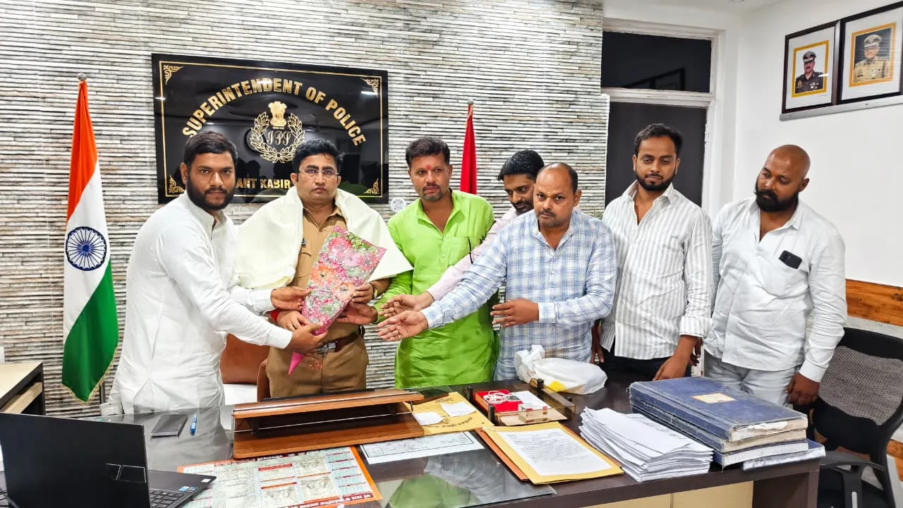 फ्राड़ के  पीड़ितों द्वारा पुलिस अधीक्षक को अंगवस्त्र व पुष्पगुच्छ प्रदान कर किया गया सम्मानित