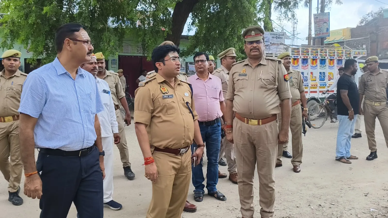 डीएम एसपी द्वारा निर्माणाधीन भवन किया गया निरीक्षण